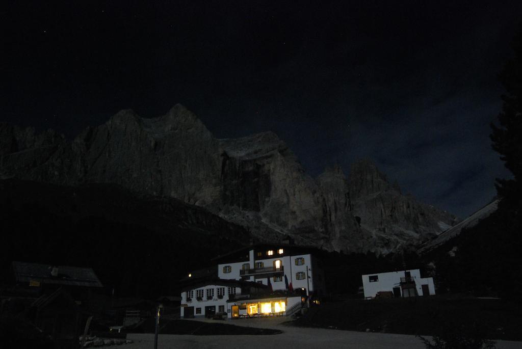 Rifugio Gardeccia Hutte Hotel Поца ди Фаса Екстериор снимка