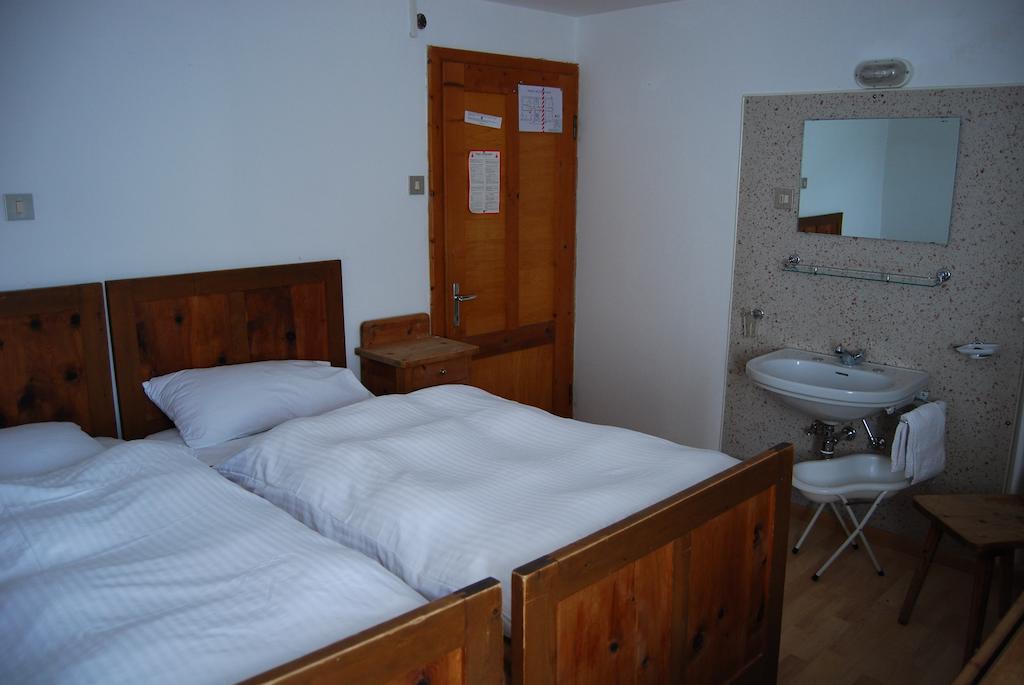 Rifugio Gardeccia Hutte Hotel Поца ди Фаса Стая снимка